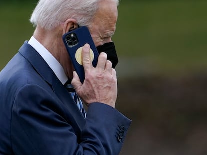 El presidente estadounidense Joe Biden camina por los jardines de la Casa Blanca el pasado 17 de febrero.