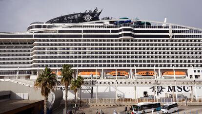 Movimientos de cruceristas en la terminal A del puerto de Barcelona, ante un crucero, en una imagen de archivo.