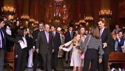 Uno de los momentos más tensos protagonizados por doña Letizia frente a las cámaras se vivió en Palma. Fue durante la misa de Pascua, el Domingo de Resurrección, en abril de 2018, cuando la Reina trató de impedir el posado de doña Sofía con sus nietas, la princesa Leonor y la infanta Sofía. En la imagen, el rey Felipe VI se acerca a hablar con ellas, ante la mirada de don Juan Carlos.  