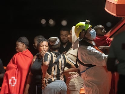 Traslado de 60 migrantes de origen subsahariano, entre ellos varios niños y mujeres, al puerto del Rosario de Fuerteventura, el domingo por la noche.