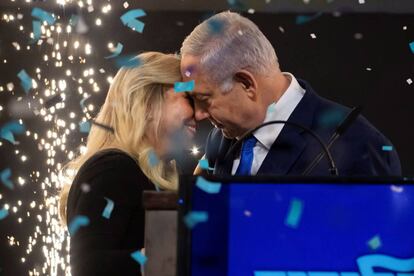 El primer ministro de Israel, Benjamin Netanyahu, celebra con su esposa Sara los primeros resultados electorales.