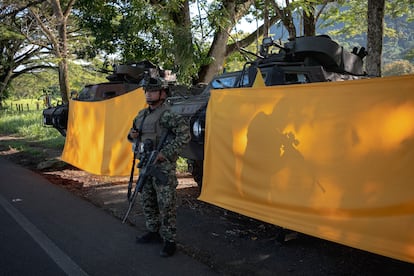 Militares con tres vehículos blindados tipo M1117 hacen guardia cerca de Doncello, en la carretera hacia Florencia.