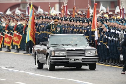 El Ministro de Defensa ruso, Serguéi Shoigú, saluda a los soldados desde el coche por la Plaza Roja.