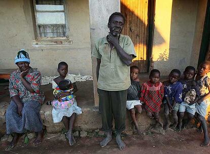 Arriba, un agricultor y su familia, en la granja en la que cultivan maíz y judías en el distrito de Masvingo.