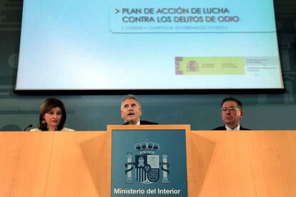 Fernando Grande-Marlaska junto a la Secretaria de Estado de Seguridad, Ana Botella, en la presentación del llan contra los delitos de odio.