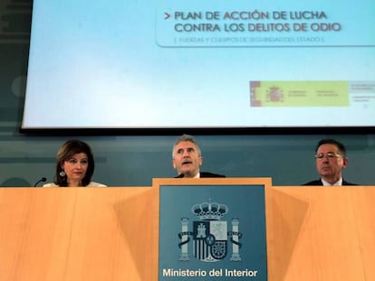 Fernando Grande-Marlaska junto a la Secretaria de Estado de Seguridad, Ana Botella, en la presentación del llan contra los delitos de odio.
