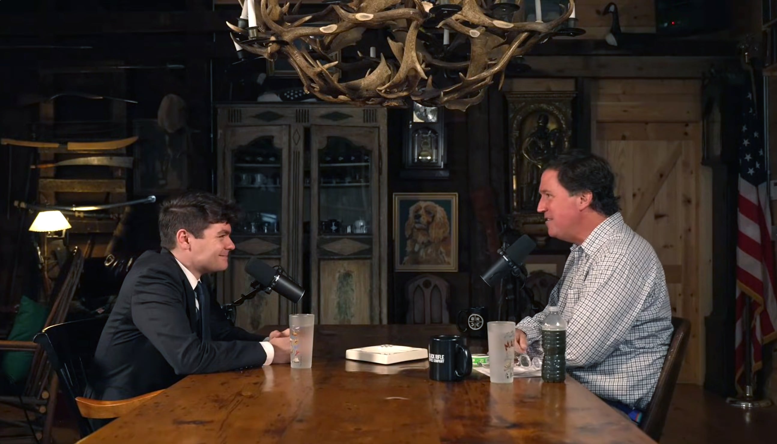 Cisma en el mundo MAGA por el blanqueamiento de Tucker Carlson del discurso supremacista y antisemita de un joven ‘podcaster’