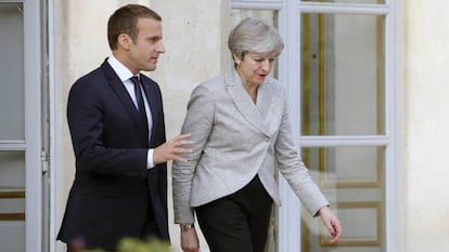  El presidente de Francia, Emmanuel Macron, y la primera ministra brit&aacute;nica, Theresa May. 