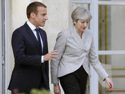  El presidente de Francia, Emmanuel Macron, y la primera ministra brit&aacute;nica, Theresa May. 