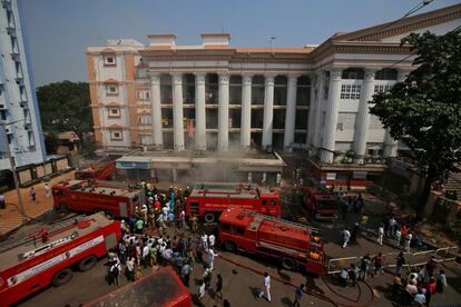 Los bomberos trabajan para apagar un incendio en el edificio de la Facultad de Medicina y el hospital, en Calcuta (India).