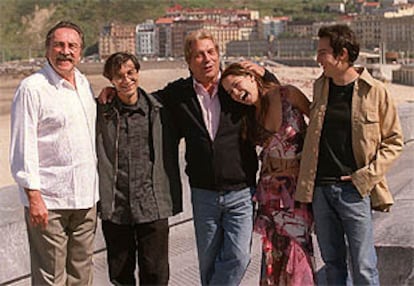 Los protagonistas de la película mexicana "El crimen del padre Amaro": Pedro Armendáriz, Carlos Carrera, Sancho Gracia, Ana Claudia Talacón y Andrés Montiel, ayer en San Sebastián.