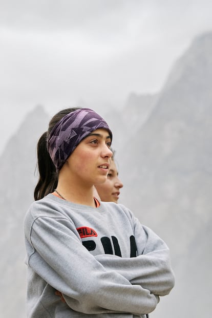 Nadia, jugadora del Passu Youth Football, escucha a su entrenador durante uno de los entrenamientos previos al campeonato.