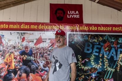Roberto Baggio, um dos coordenadores da vigília em frente a mural que mostra Lula no dia em que foi preso.