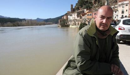 El alcalde de Miravet, Antoni Borrell, en el municipio que gobierna.