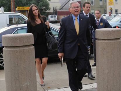 El senador Bob Menendez al llegar al tribunal de distrito en Newark