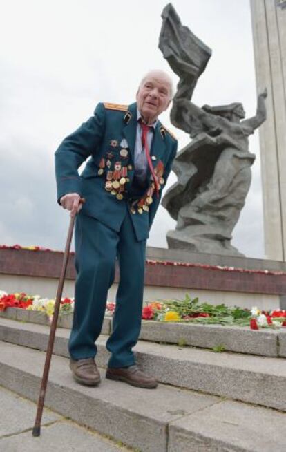 Un veterano de la II Guerra Mundial durante el día de la Victoria en Riga.