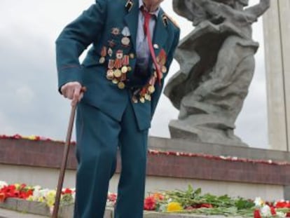 Un veterano de la II Guerra Mundial durante el día de la Victoria en Riga.