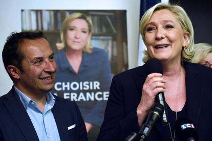 Marine Le Pen con uno de los candidatos del FN a las elecciones legislativas 