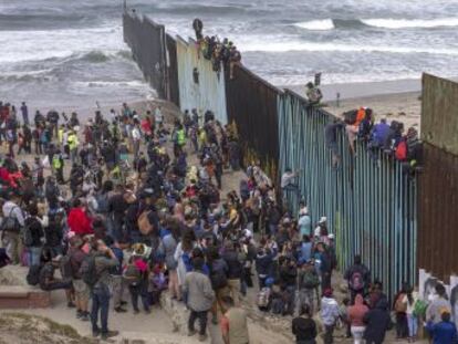 Al menos 300 centroamericanos pretenden cruzar desde Tijuana a San Diego