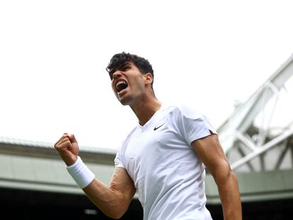 Alcaraz celebra un punto durante el partido contra Lajal en la central del Wimbledon.