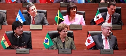 Vista en la primera fila del presidente de Bolivia, Evo Morales (i), la presidenta de Brasil, Dilma Rousseff (c), y el primer ministro de Canadá, Stephen Harper (d), entre otros jefes de estado y líderes americanos.