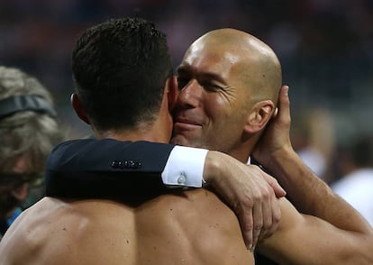 Zidane felicita a Cristiano Ronaldo.