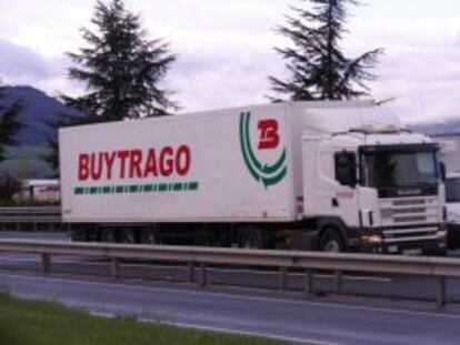 Un camión de Transportes Buytrago.