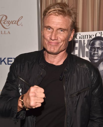 Todos os personagens de Dolph Lundgren (Estocolmo, 1957) tiveram relação com as artes marciais desde que se tornou famoso interpretando o boxeador russo Ivan Drago em ‘Rocky IV’. Seus quase dois metros de altura, seus 100 quilos de peso, assim como sua faixa preta em caratê, judô e seu passado como boxeador falam por si mesmos. Mas essas conquistas não contam que Lundgren também é pós-graduado em Engenharia Química na Universidade de Estocolmo e que recebeu uma bolsa do Programa Fulbright em Matemática do Instituto de Tecnologia de Massachusetts (MIT). Além disso, fala seis idiomas: sueco, inglês, alemão, francês, espanhol e japonês. O que não sabemos é qual deles utilizará para falar com ‘Aquaman’, filme em que fará o papel, claro, de vilão. Na imagem, Dolph Lundgren em outubro de 2016 na Califórnia