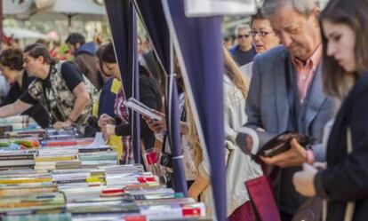 Lectores en busca de libros durante una edición anterior de la festividad de Sant Jordi. / C. RIBAS