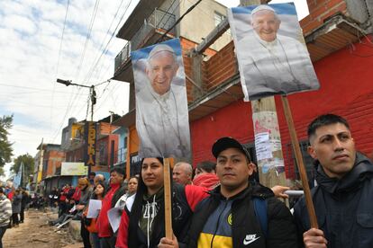 Jóvenes con carteles en apoyo al papa Francisco. 