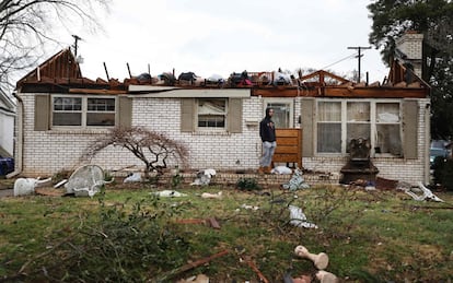 Residente observa os danos causados ​​à sua casa em Bowling Green, Kentucky. As áreas mais danificadas estão em Mayfield, no oeste de Kentucky, onde o tornado afetou infraestrutura, negócios e residências.