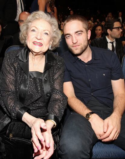 No vimos a Kristen Stewart en toda la noche, pero Robert Pattinson estuvo muy bien acompañado de Betty White.