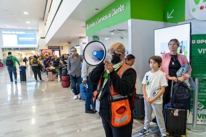 Personal de Volaris da instrucciones a los pasajeros para abordar sus vuelos en el AICM.
