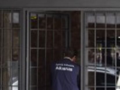 La policía se lleva al exvicepresidente del Gobierno arrestado tras el registro de su domicilio en Madrid