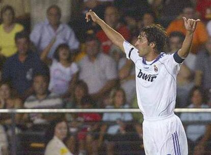 Raúl celebra el primer gol del Madrid en El Madrigal.