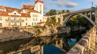 Vista del Gran Hotel Balneario de Puente Viesgo, junto al río Pas (Cantabria).