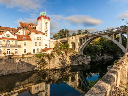 Vista del Gran Hotel Balneario de Puente Viesgo, junto al río Pas (Cantabria).