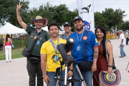 Un grupo de astrónomos durante su visita al Bosque Urbano para observar el eclipse.