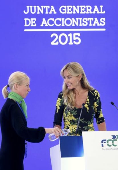 Esther Alcocer Koplowitz, presidenta de FCC (derecha), en la junta general de accionistas del pasado año.