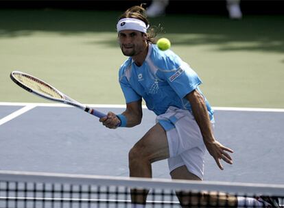 El tenista español volea una bola durante el partido ante Kohlschreiber