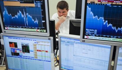 Vista de las oficinas de Ahorro Corporación, grupo de servicios financieros encargado de la subasta de bonos y letras del Tesoro.