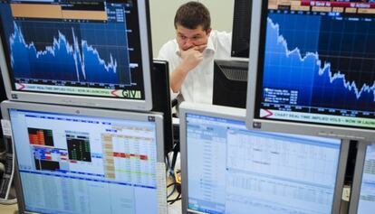 Vista de las oficinas de Ahorro Corporaci&oacute;n, grupo de servicios financieros encargado de la subasta de bonos y letras del Tesoro.