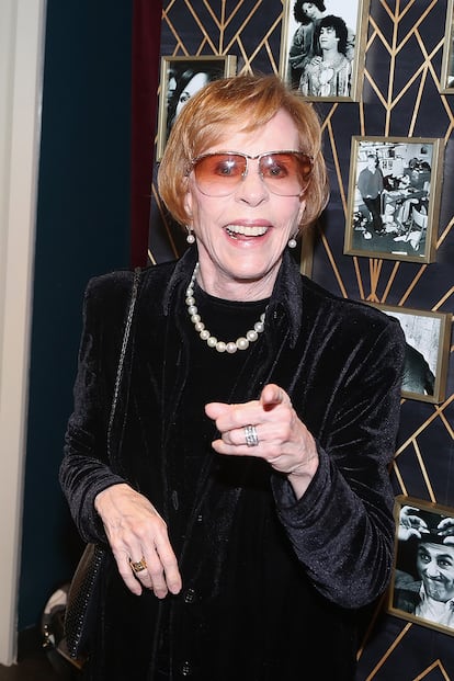 Carol Burnett (86 años)
Mito viviente del humor estadounidense, apodada “la reina de la comedia” en su país, Burnett se niega a retirarse de las pantallas de la televisión (estreno el año pasado una especie de Juego de niños, en Netflix), pero también de las de tu móvil. Allí podrás ver que no se pierde una gala de premios por nada del mundo.