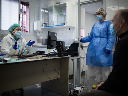 Dos sanitarias atienden a un paciente en un centro de salud de Sabadell el pasado enero