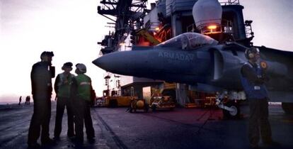 Un Harrier, parado en la cubierta del Pr&iacute;ncipe de Asturias, a la espera de reponer combustible antes de volver a despegar.