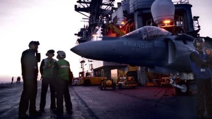 Un Harrier, parado en la cubierta del Pr&iacute;ncipe de Asturias, a la espera de reponer combustible antes de volver a despegar.