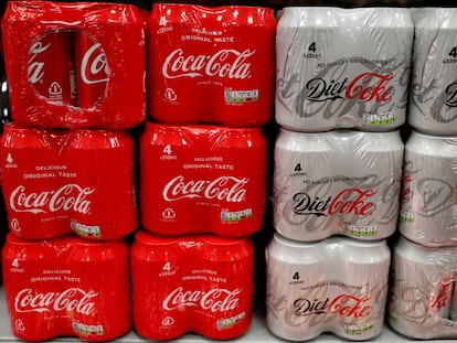 Paquetes de botes de Coca-Cola, en una imagen de archivo.