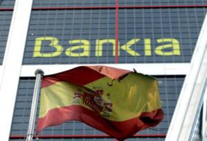 Una bandera de España que ondea ante la sede de Bankia en Madrid. EFE/Archivo