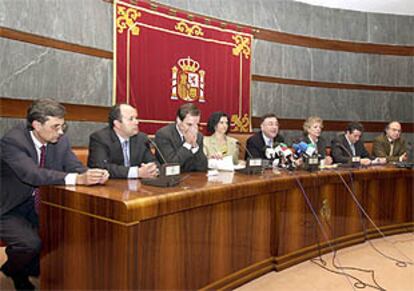 Los ocho vocales elegidos a propuesta del PSOE e IU, en la rueda de prensa de ayer. De izquierda a derecha: Félix Pantoja, Juan Carlos Campo, José Antonio Alonso, Monserrat Comas, Fernando Salinas, Ángeles García, Javier Martínez Lázaro y Luis Aguiar.