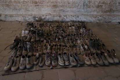 Zapatos encontrados en un rancho de Teuchitlán, en el estado mexicano de Jalisco, que según la policía era usado por el cartel Jalisco Nueva Generación para matar y esconder a víctimas de los narcotraficantes.